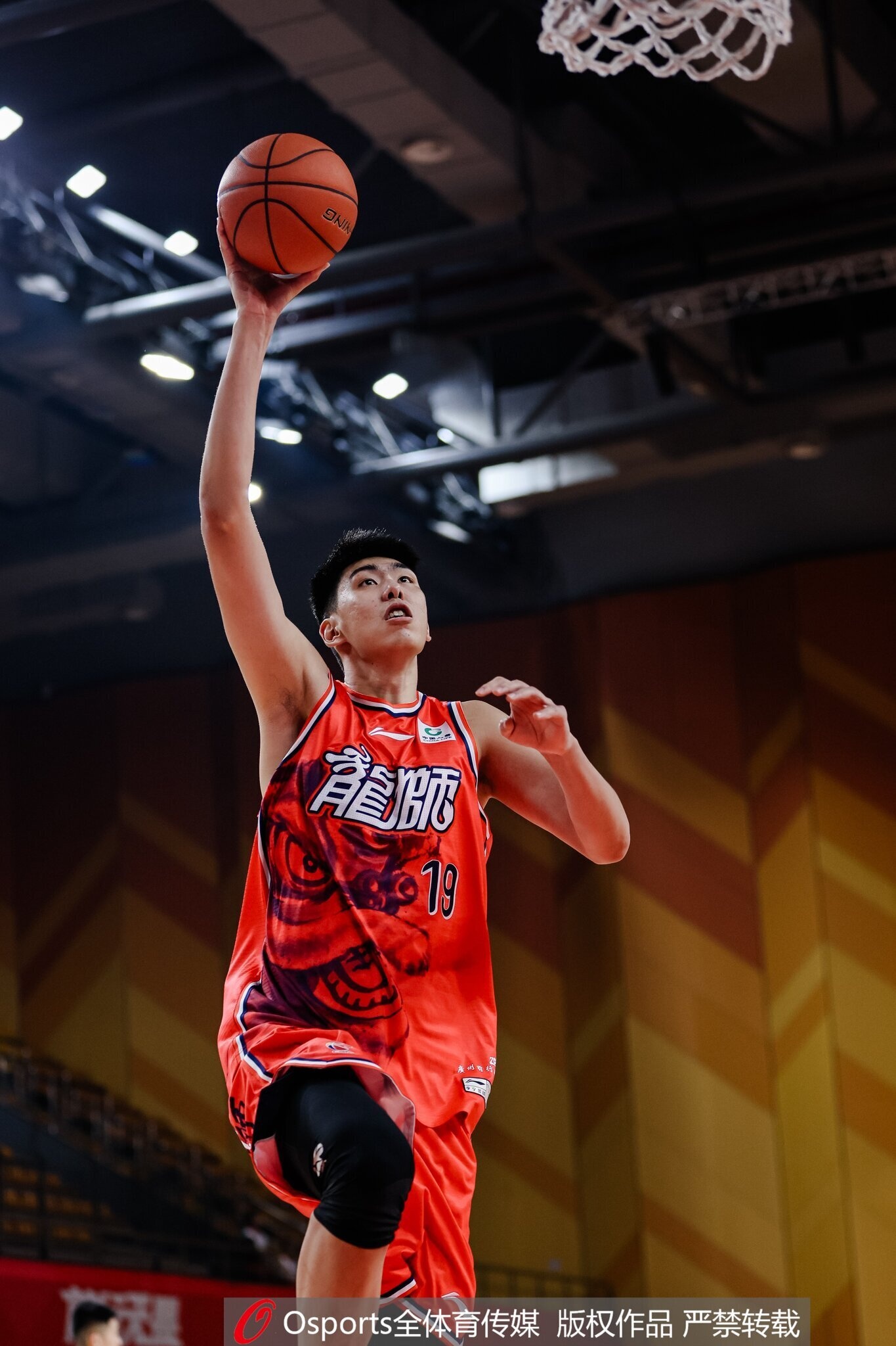 17分10板4帽！媒体人：徐昕威风八面 确实是全明星中锋的水准