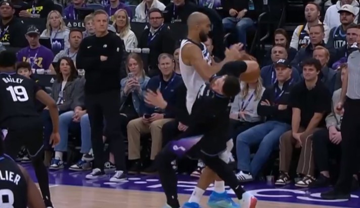 世界杯手机高清观看平台-搞心态!努尔基奇贴防小手乱扫领防守犯规 戈贝尔一个肘击吃T